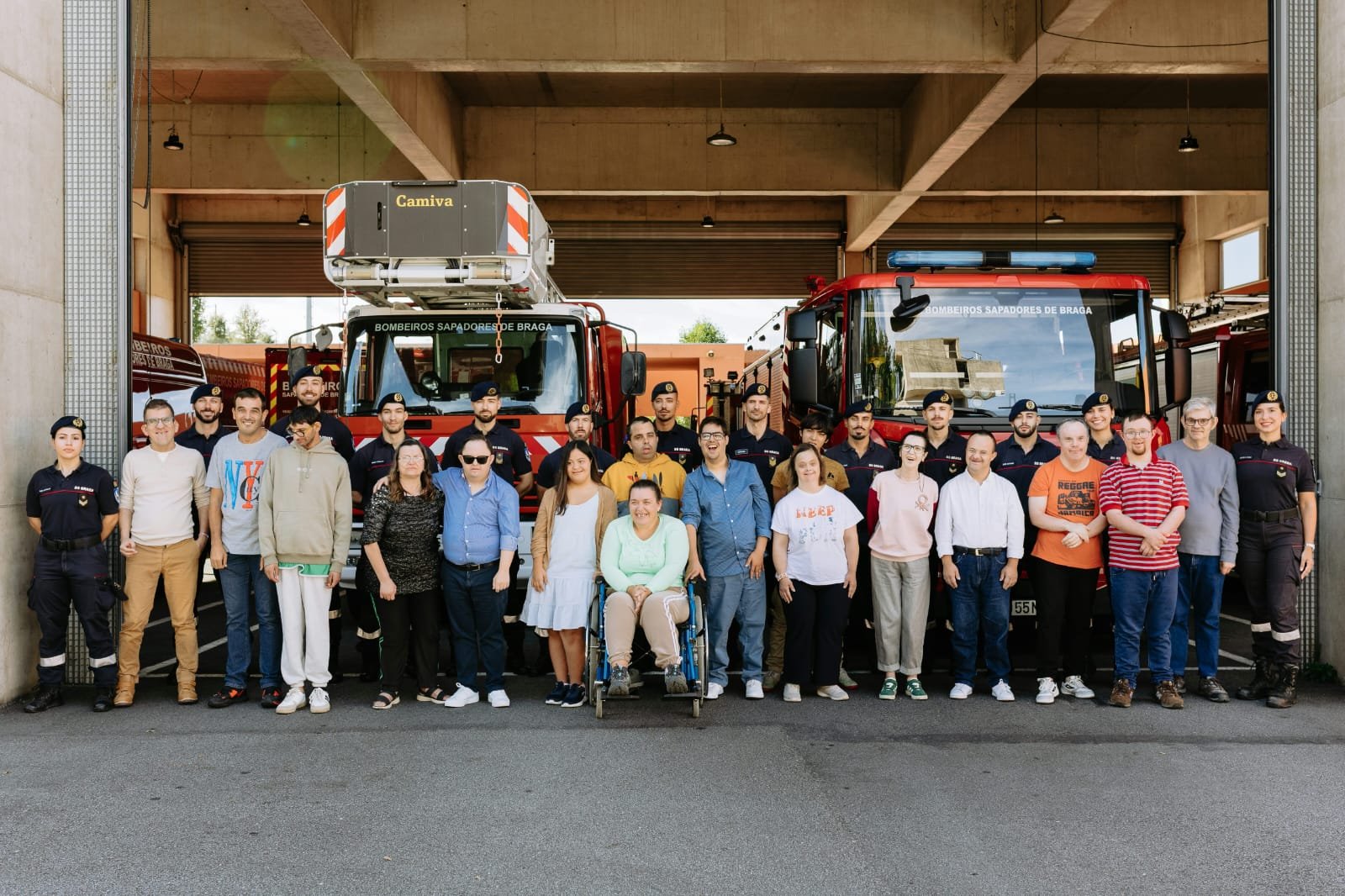 Bombeiros Sapadores de Braga e utentes do Centro Novais e Sousa em frente às viaturas, no quartel