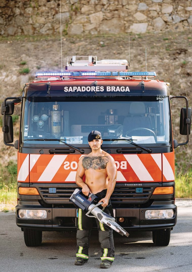 Maio: bombeiro com uma pinça hidráulica, em frente à viatura Sapadores Braga